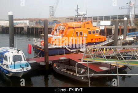 RNLI-Rettungsboot in den Hafen von Falmouth, Cornwall, England, UK Stockfoto