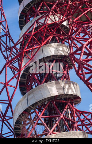 Detail der Arcelor Mittal Umlaufbahn am Queen Elizabeth Olympic Park, Stratford, London im März Stockfoto