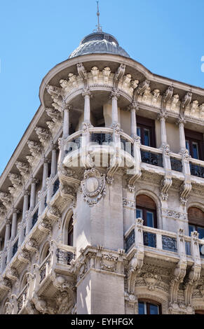 Triest, Italien. Aufwendige Stuckarbeiten schmückt die Fassaden vieler 19c Gebäude der Stadt rund um die Piazza Unità d ' Italia Stockfoto