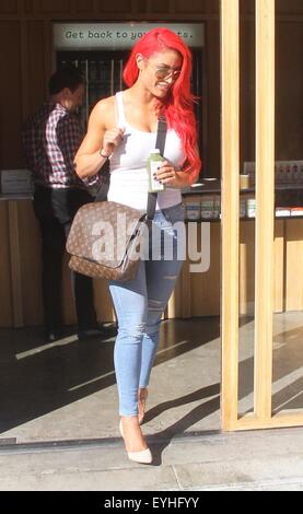 Eva Marie packt einen Saft an gedrückt Juicery Beverly Hills mit: Eva Marie Where: Hollywood, Kalifornien, USA bei: 28. Mai 2015 Stockfoto