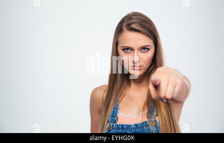 Junge Frau Zeigefinger in die Kamera auf einem weißen Hintergrund isoliert Stockfoto