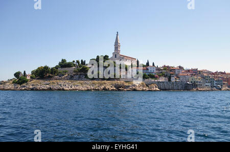 Rovinj, Istrien, Kroatien. Die 18c St. Euphemia Kirche steht hoch über der Altstadt - der Turm orientiert sich am Markusplatz Stockfoto