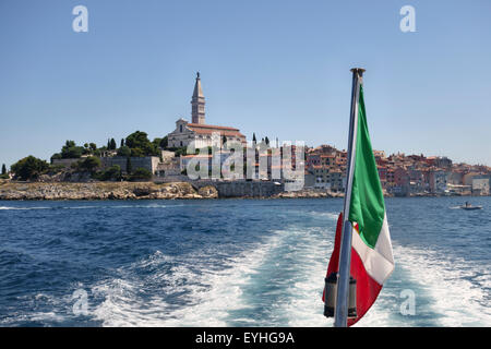 Rovinj, Istrien, Kroatien. Die 18c St. Euphemia Kirche steht hoch über der Altstadt - der Turm orientiert sich am Markusplatz Stockfoto