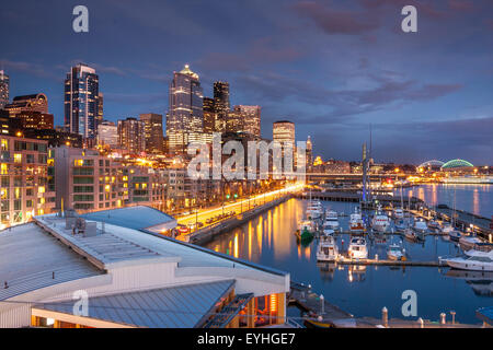 Seattle Waterfront in der Abenddämmerung mit dem Yachthafen im Vordergrund vom Bell Street Terminal, Seattle, WA, USA Stockfoto