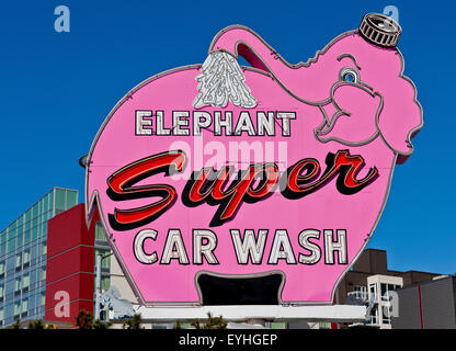 Ein riesiges Pink Elephant Super Car Wash Car Wash Schild in Seattle, Washington, USA Stockfoto