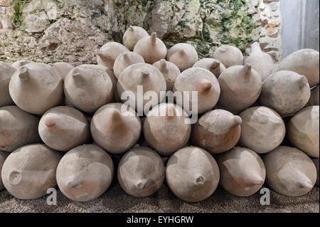 Pula, Kroatien. Unter das antike römische Amphitheater sind Hunderte von Amphoren zur Aufbewahrung von Wein und Olivenöl Stockfoto