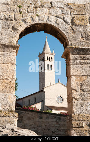 Pula, Istrien, Kroatien. Die Arena in Pula, ein römisches Amphitheater, erbaut zwischen 27 - 68AD. St. Anthony-Kirche im Hintergrund Stockfoto