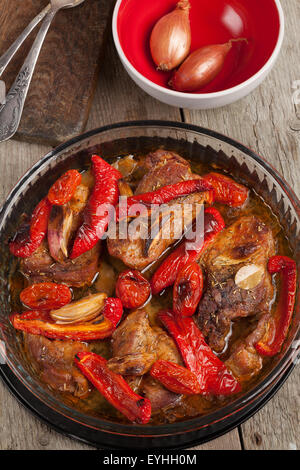 Schweinefleisch gebacken mit Paprika, Zwiebeln, Tomaten und Rosmarin. Stockfoto