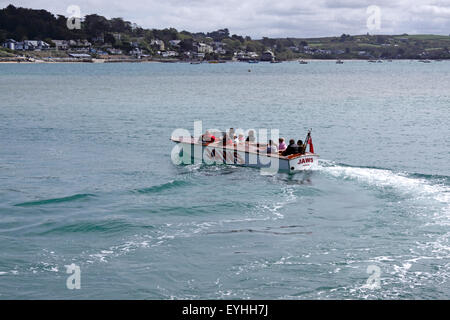 TOURISTEN AUF EINE FLUSSFAHRT AUF DER KAMEL-MÜNDUNG BEI PADSTOW CORNWALL UK Stockfoto