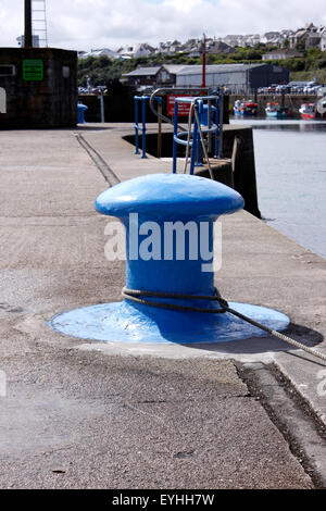 EIN KAI POLLER AM HAFEN VON PADSTOW. CORNWALL UK. Stockfoto