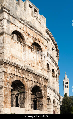 Pula, Istrien, Kroatien. Die Arena in Pula, ein römisches Amphitheater, erbaut zwischen 27 - 68AD. St. Anthony-Kirche im Hintergrund Stockfoto