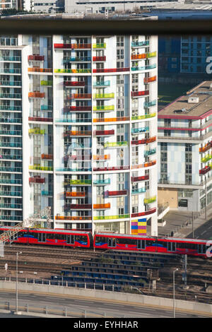 Blick Icona Stratford Hochhäuser in East Stratford mit Docklands Light Railway Zug vorbei, London im März Stockfoto