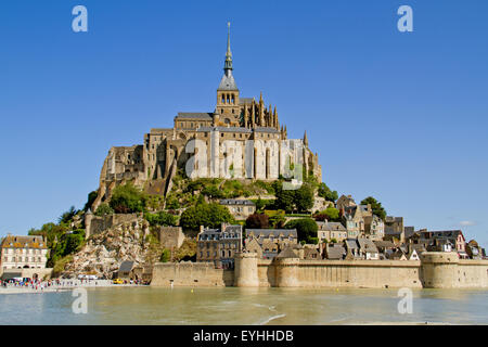 Mont Saint-Michel, einem mittelalterlichen Stadtbefestigung, Kloster und Kirche auf einer Insel im Atlantischen Ozean in der Nähe von Normandie in Frankreich. Stockfoto