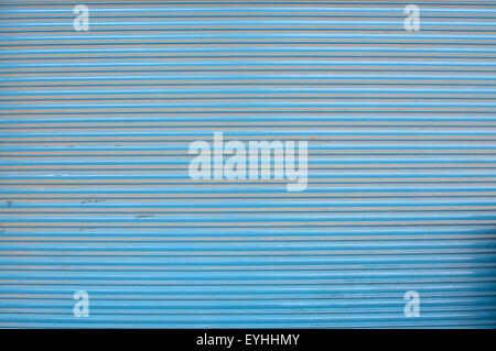 Blaue Wellpappe lackiertem Metall Hintergrundtextur für textfreiraum oder kreative Hintergrund. Stockfoto