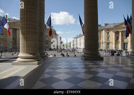 Das Panthéon, Place du Panthéon Paris, Touristen und Studenten entspannen im Quartier Latin in Paris.Frankreich Stockfoto