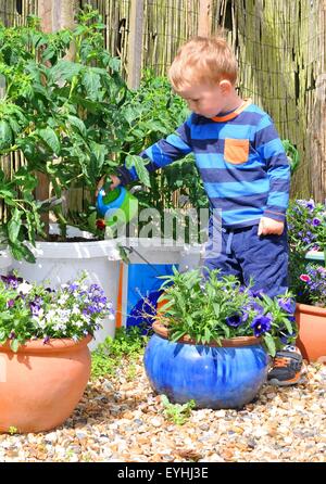 Porträt eines Kindes im Garten Stockfoto