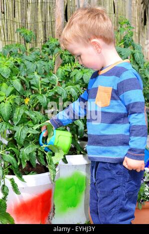 Porträt eines Kindes im Garten Stockfoto