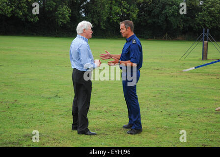 TV-Moderator John Craven interviews Sergeant Ian Craven bei der Metropolitan Police Dog Ausbildungseinrichtung Keston. Stockfoto