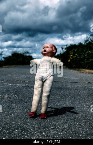eine beschädigte Vintage Puppe, zu fallen Stockfoto