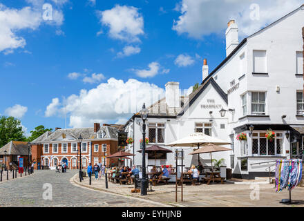 Die Aussicht auf eine Kneipe mit historischen Custom House hinter The Quay, Exeter, Devon, England, UK Stockfoto