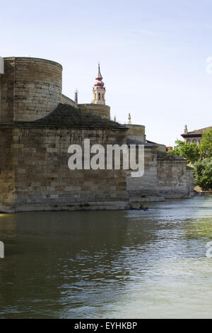 Vista del Rio Ebro, Puente de Piedra y al Fondo Torre De La Catedral De La Seo y Palacio De La Lonja. Zaragoza Stockfoto