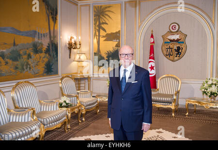 Tunis, Tunesien. 29. Juli 2015. Tunesischen Präsidenten Beji Caid Essebsi steht im Präsidentenpalast und wartet darauf, dass deutsche Verteidigungsministerin von der Leyen (nicht abgebildet) in Tunis, Tunesien, 29. Juli 2015. Foto: Bernd von Jutrczenka/Dpa/Alamy Live News Stockfoto