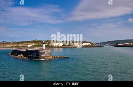 Leuchtturm und Hafenmauer, Hafen Newhaven, East Sussex, England Stockfoto