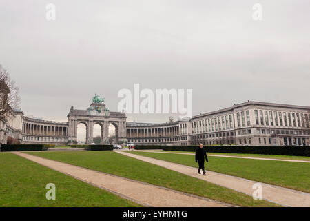 Königliches Museum der Streitkräfte und der Militärgeschichte und der Triumphbogen im Park Cinquantenaire in Brüssel Stockfoto