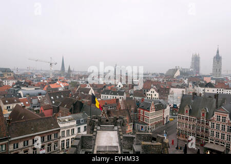 Stadtansicht von Het Gravensteen, "Schloss der Grafen", Sitz der Grafen von Flandern mit Blick auf das Stadtzentrum von Gent, Belgien Stockfoto