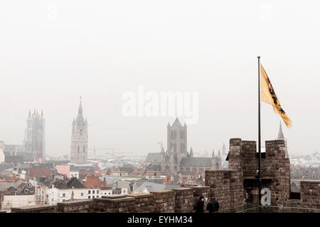 Het Gravensteen, "Schloss der Grafen", Sitz der Grafen von Flandern mit Blick auf das Stadtzentrum von Gent, Belgien, Stockfoto