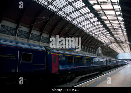 Züge warten auf dem Bahnsteig von Paddington Station, West London England UK Stockfoto