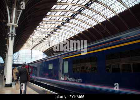 Züge warten auf dem Bahnsteig von Paddington Station, West London England UK Stockfoto