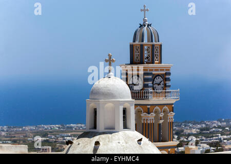 Orthodoxe Kirche und katholische Kathedrale Turm Fira Santorini, griechische Insel Griechenland Stockfoto