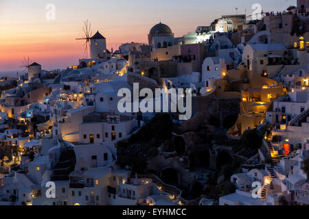 Sonnenuntergang in Oia, Santorini, griechische Inseln, Kykladen, Griechenland Stockfoto