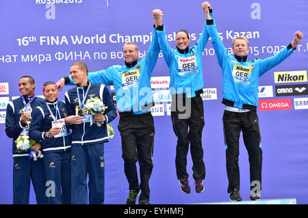 Kazan, Russland. 30. Juli 2015. Christian Reichert (L-R), Isabelle Haerle und Rob Muffels Deutschlands feiern nach dem Gewinn der 5 km-offen Wasser Team-Event der 16. FINA Swimming World Championships am Kazanka Veranstaltungsort in Kazan, Russland, 30. Juli 2015. Foto: Martin Schutt/Dpa/Alamy Live News Stockfoto