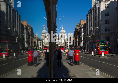 Fleet Street mit Blick auf St. Pauls Cathedral in der City of London. England-UK. Juni 2015 roten Londoner Busse und Briefkasten Stockfoto