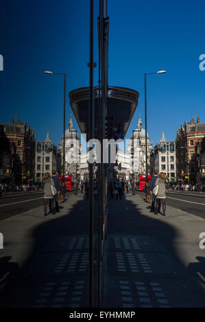 Fleet Street mit Blick auf St. Pauls Cathedral in der City of London. England-UK. Juni 2015 roten Londoner Busse und Briefkasten Stockfoto