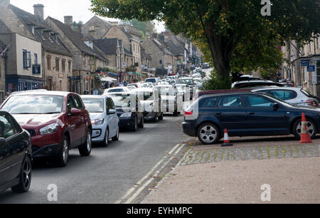Touristischen Honeypot Dorfstraße überfüllt mit Verkehr in Burford, Oxfordshire, England, UK Stockfoto