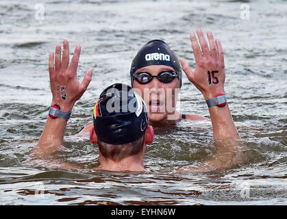 Kazan, Russland. 30. Juli 2015. Rob Muffels und Isabelle Haerle Deutschlands feiern nach 5 km offene Wasser Teambewerb der 16. FINA Swimming World Championships am Kazanka Veranstaltungsort in Kasan, 30. Juli 2015. Foto: MARTIN SCHUTT/DPA/Alamy Live-Nachrichten Stockfoto