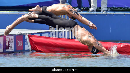 Kazan, Russland. 30. Juli 2015. Rob Muffels (L-R), Christian Reichert und Isabelle Haerle Deutschlands beginnen für die 5 km offene Wasser Team-Event der 16. FINA Swimming World Championships am Kazanka Veranstaltungsort in Kasan, 30. Juli 2015. Foto: MARTIN SCHUTT/DPA/Alamy Live-Nachrichten Stockfoto