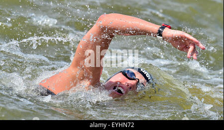 Kazan, Russland. 30. Juli 2015. Isabelle Haerle Deutschland schwimmt während 5 km offene Wasser Teambewerb der 16. FINA Swimming World Championships am Kazanka Veranstaltungsort in Kasan, 30. Juli 2015. Foto: MARTIN SCHUTT/DPA/Alamy Live-Nachrichten Stockfoto