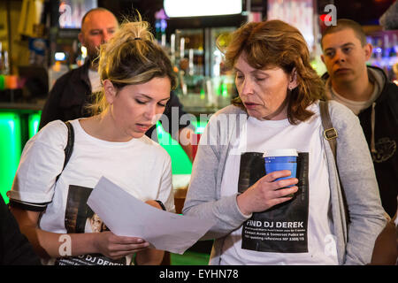 Bristol, UK. 30. Juli 2015. Nichte Paula (rechts) bespricht Suchgebiet als betroffene Familie und Freunde trafen sich in Pranj Bar in Mais Straße, führen Sie eine Suche nach vermissten Derek Serpell-Morris, bekannt als DJ Derek, die seit mehreren Wochen vermisst wurde. Die Suche wurde organisiert, um ein großes Gebiet zwischen der gewerblichen Räume Pub in Bristol, wo er zuletzt, in seinem Haus in St. Pauls gesehen wurde zu decken.  Bristol, UK. 30. Juli 2015. Bildnachweis: Redorbital Fotografie/Alamy Live-Nachrichten Stockfoto