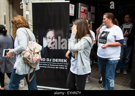 Bristol, UK. 30. Juli 2015. Betroffenen Familie und Freunde trafen sich im Pranj Bar in Mais Straße, führen Sie eine Suche nach vermissten Derek Serpell-Morris, bekannt als DJ Derek, die seit mehreren Wochen vermisst wurde. Die Suche wurde organisiert, um ein großes Gebiet zwischen der gewerblichen Räume Pub in Bristol, wo er zuletzt, in seinem Haus in St. Pauls gesehen wurde zu decken.  Bristol, UK. 30. Juli 2015. Bildnachweis: Redorbital Fotografie/Alamy Live-Nachrichten Stockfoto