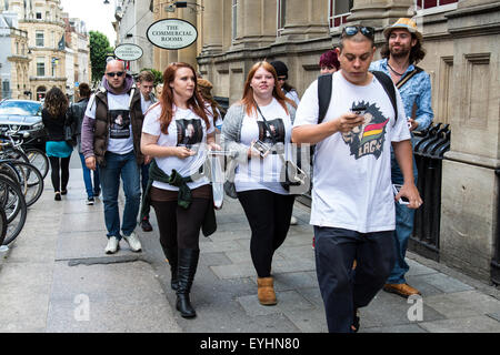 Bristol, UK. 30. Juli 2015. Betroffenen Familie und Freunde trafen sich im Pranj Bar in Mais Straße, führen Sie eine Suche nach vermissten Derek Serpell-Morris, bekannt als DJ Derek, die seit mehreren Wochen vermisst wurde. Die Suche wurde organisiert, um ein großes Gebiet zwischen der gewerblichen Räume Pub in Bristol, wo er zuletzt, in seinem Haus in St. Pauls gesehen wurde zu decken.  Bristol, UK. 30. Juli 2015. Bildnachweis: Redorbital Fotografie/Alamy Live-Nachrichten Stockfoto