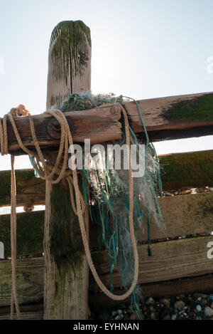 Hastings, England. Detail der hölzernen Buhne Küstenschutzes mit Seilen. Stockfoto