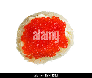 Sandwich mit rotem Kaviar isoliert auf weißem Hintergrund Stockfoto
