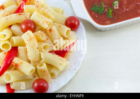 Pasta mit Cherry-Tomaten und Paprika serviert mit Tomatensauce hautnah Stockfoto