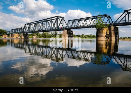 Brücke über den Fluss Oder in der Nähe von Bienenwerder, Brandenburg, Deutschland Stockfoto