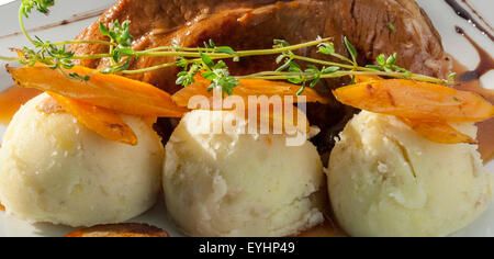 Schweinebraten Sie mit Kartoffelpüree und gekochte Karotten Stockfoto