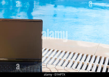 Schwarze Laptop am Pool, auf Urlaub Konzept arbeiten Stockfoto